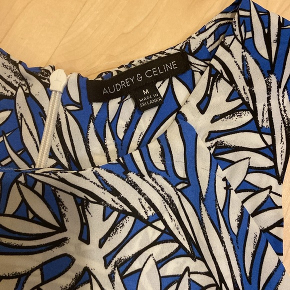 Audrey & Celine light weight sleeveless top. M - Picture 2 of 6